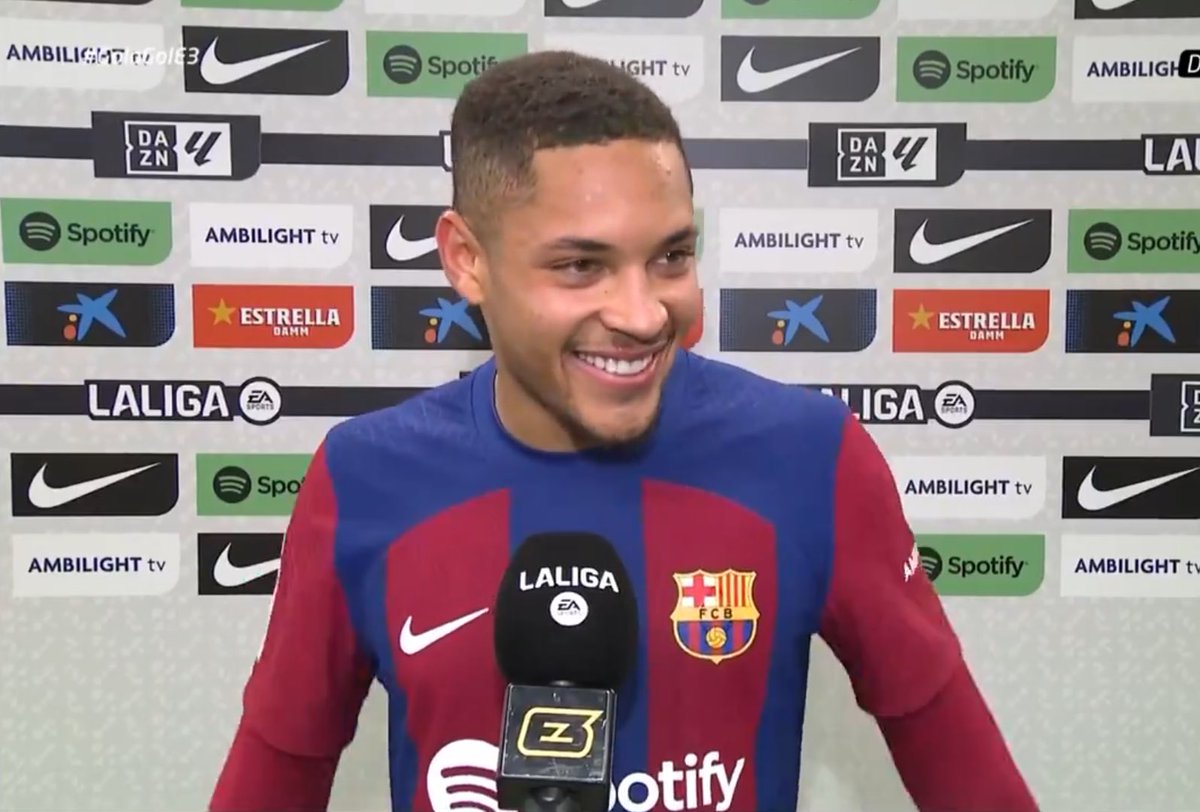 “Xavi prometeu me liberar pro Carnaval caso eu entrasse e fizesse um gol. Em cinco minutos marquei e cavei expulsão. Na saída avisei ele: 
- Professor meu vôo sai em uma hora, adiós!”.

🎙️ | Vitor Roque em entrevista a ESPN