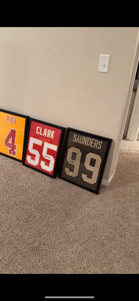 sethminter33's tweet photo. @khalenNOTkaylen Preach @khalenNOTkaylen! Chiefs Kingdom misses you. Thankful you were such a huge part of 2 Super Bowls and that you continue to rep WIU. Sending love from Macomb! #ChiefsKingdom https://t.co/0fzVkbrzuZ