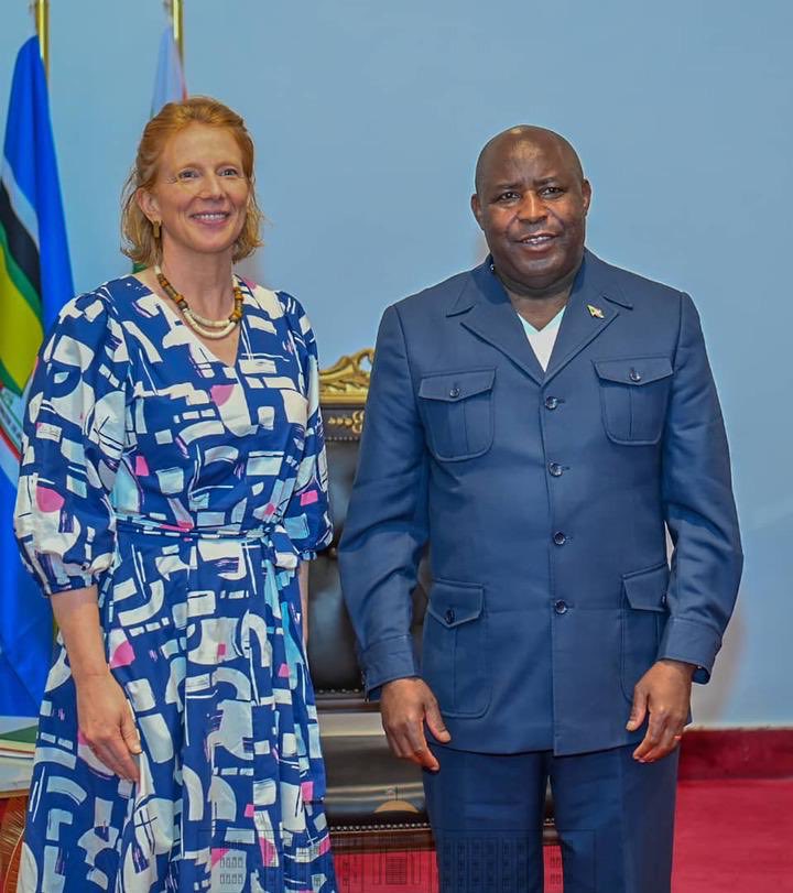 Ravi de voir que SE ⁦<a href="/GeneralNeva/">SE Evariste Ndayishimiye</a>⁩ , Président de la République du Burundi a reçu en audience, ce 2/2/2024, Mme Heidy Rombouts, DG de la Coopération au Développement et Aide humanitaire de Belgique, en vue d’échanger sur la Coopération belgo-burundaise ⁦<a href="/NtareHouse/">Ntare Rushatsi House</a>⁩