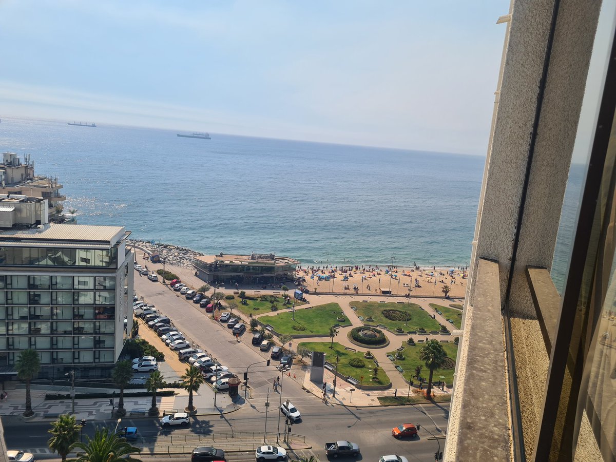 StefanoMafucci's tweet photo. Tienen que adelantar el toque de queda, playa de viña llega de turistas como si nada pasara.
#incendioforestal #viñadelmar #incendio #1norte https://t.co/oi55GJz04k