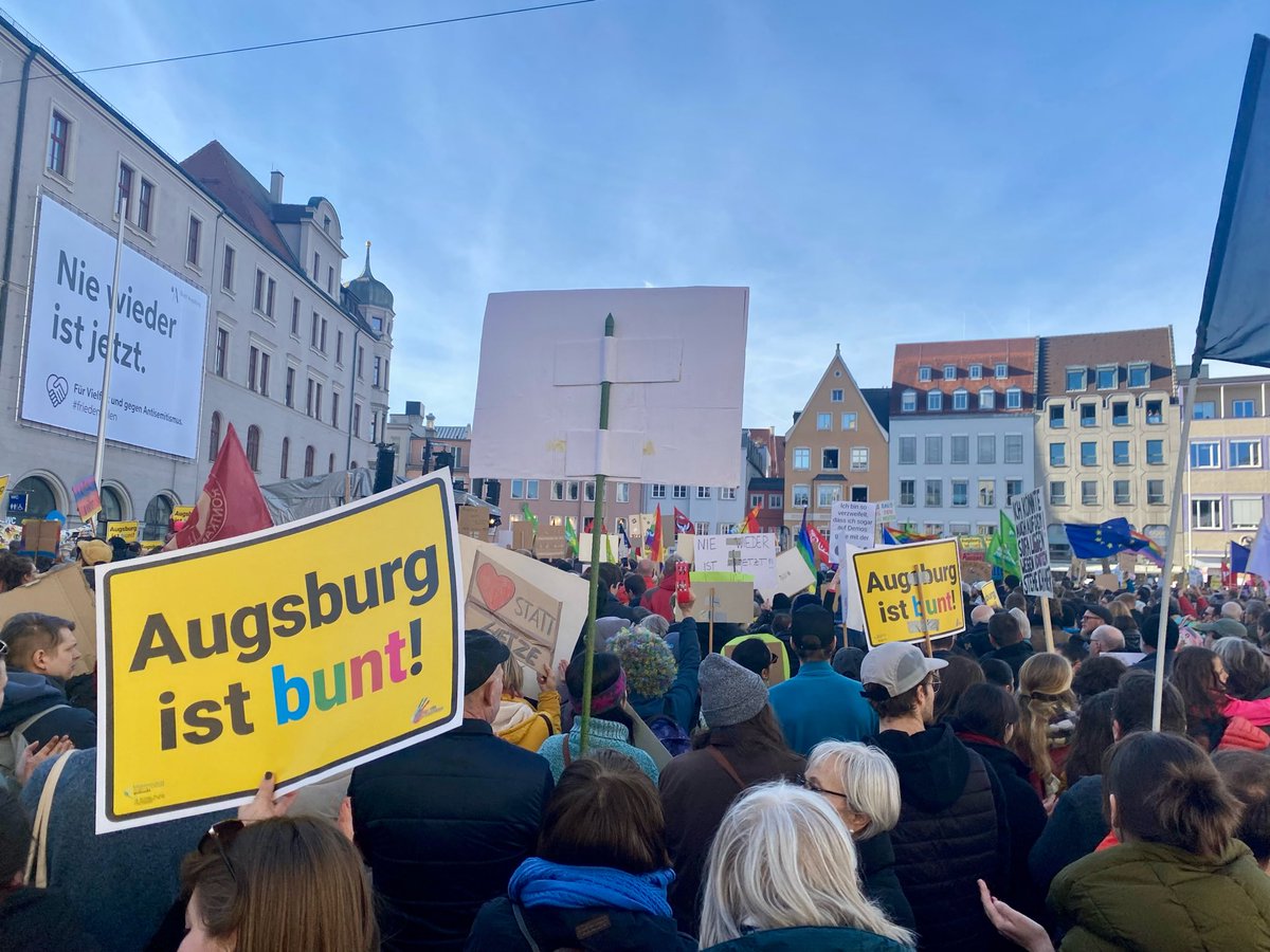 GobiWueste's tweet photo. laut Polizei 25.000 in #Augsburg
Schon kurz nach Veranstaltungsbeginn war die Innenstadt rund um den Rathausplatz dicht!
#DeutschlandStehtAuf #AlleZusammenGegenDenFaschismus https://t.co/vXFyD2FEM4