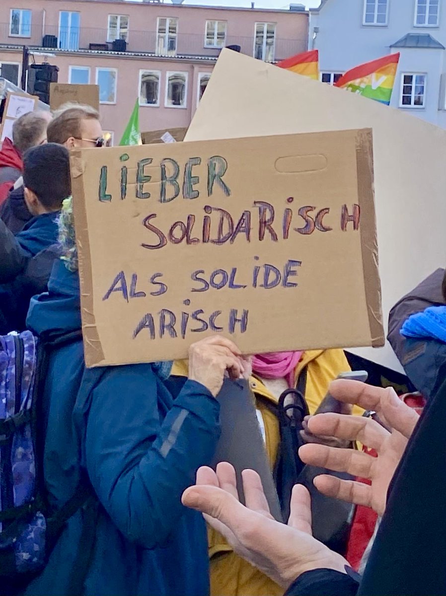 GobiWueste's tweet photo. laut Polizei 25.000 in #Augsburg
Schon kurz nach Veranstaltungsbeginn war die Innenstadt rund um den Rathausplatz dicht!
#DeutschlandStehtAuf #AlleZusammenGegenDenFaschismus https://t.co/vXFyD2FEM4