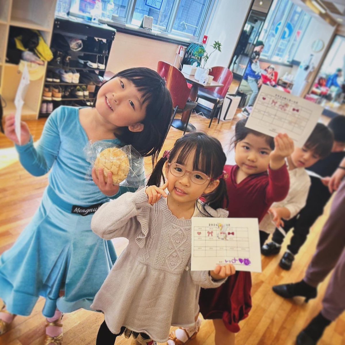 liberadance's tweet photo. 今日はどんなシール貼ったの〜？と聞いたら
嬉しそうに、先生達に見せてくれます❤️‍🔥☺️

みんな今日もお疲れ様！

  #LIBERADANCE #KIDS #cute #seal #ballroomDance #dancing #リベラダンス #キッズ #可愛い #シール帳 #社交ダンス https://t.co/MmM9zsnr1A