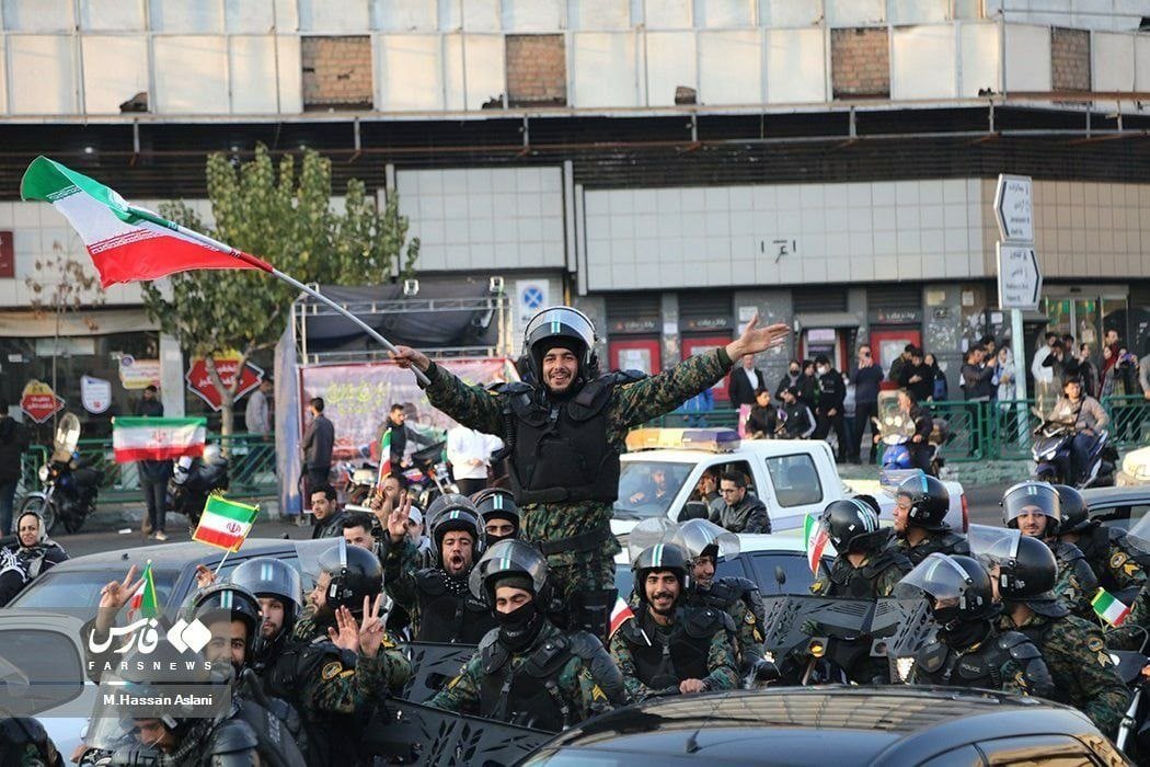 agha_rashti2's tweet photo. سال پیش سرکوبگرا خوشحالی می‌کردند و امروز مردم!
چطوری اینقدر فراموشکارید!؟ https://t.co/QTkT0VJB4R