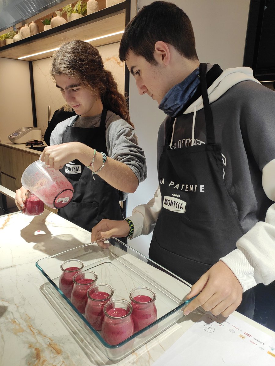 SEReumatologia's tweet photo. Hoy hemos disfrutado de nuestra actividad #Reumachef en #Barcelona con adolescentes. Hemos aprendido hábitos de vida saludables con la Dra Zacarías y la enfermera Carolina Estepa y hemos cocinado platos muy ricos 🥑🥦🧑‍🍳 🙌 https://t.co/SGg5QaSfJF