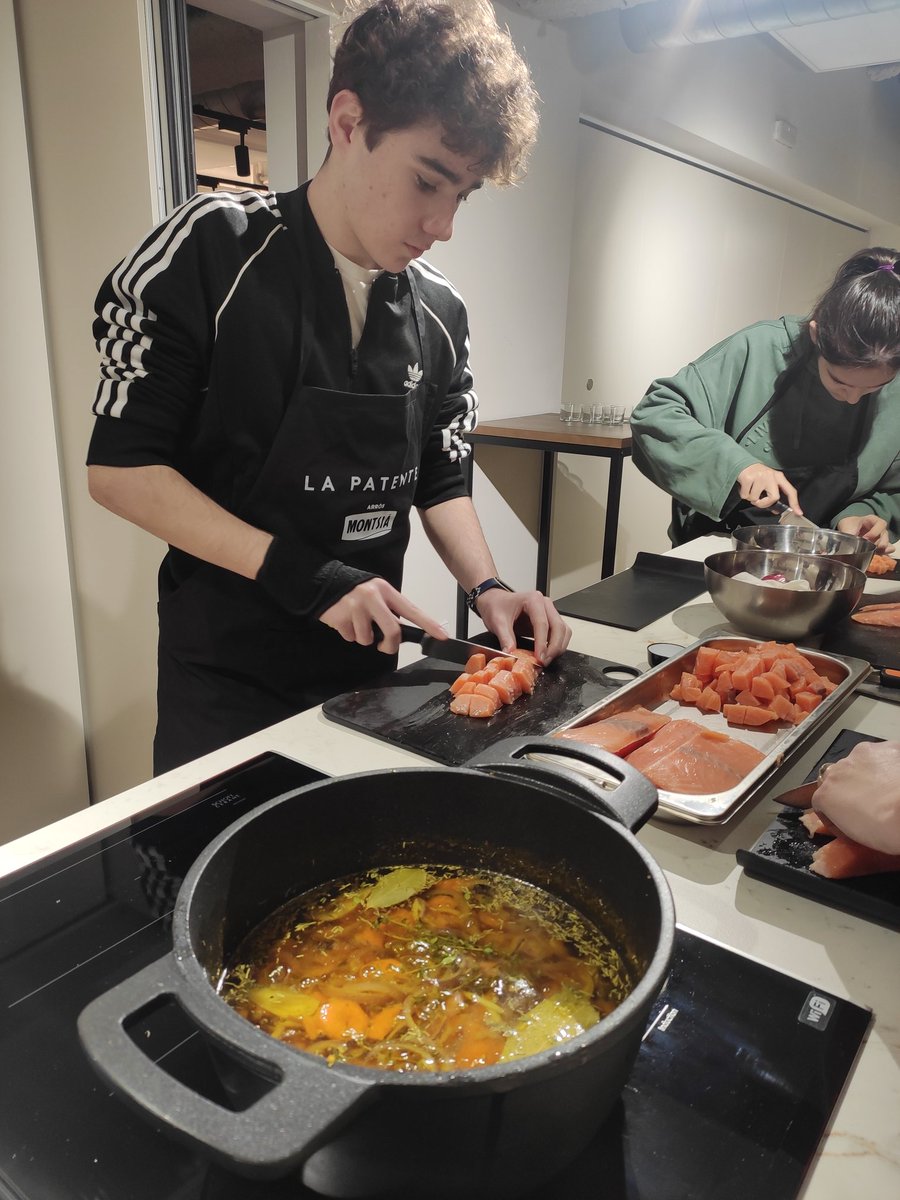 SEReumatologia's tweet photo. Hoy hemos disfrutado de nuestra actividad #Reumachef en #Barcelona con adolescentes. Hemos aprendido hábitos de vida saludables con la Dra Zacarías y la enfermera Carolina Estepa y hemos cocinado platos muy ricos 🥑🥦🧑‍🍳 🙌 https://t.co/SGg5QaSfJF