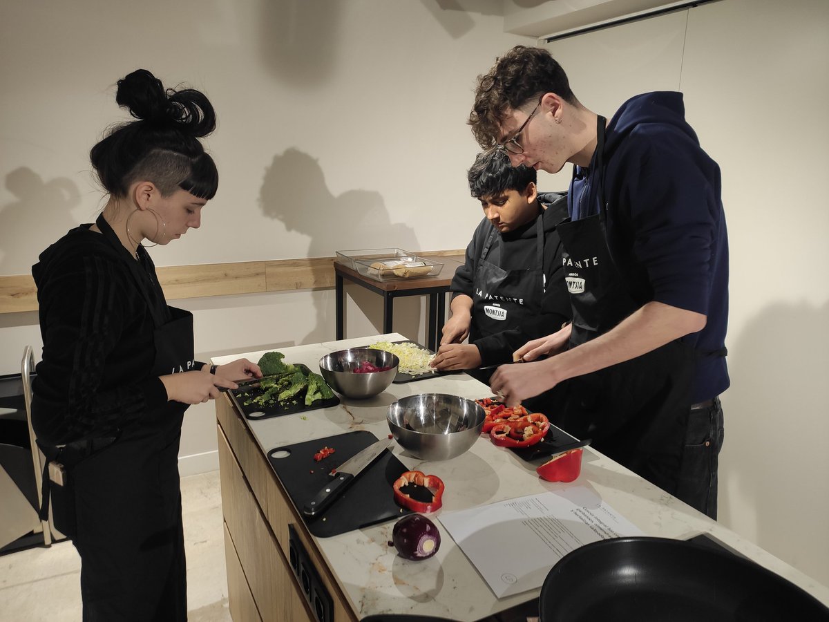 SEReumatologia's tweet photo. Hoy hemos disfrutado de nuestra actividad #Reumachef en #Barcelona con adolescentes. Hemos aprendido hábitos de vida saludables con la Dra Zacarías y la enfermera Carolina Estepa y hemos cocinado platos muy ricos 🥑🥦🧑‍🍳 🙌 https://t.co/SGg5QaSfJF