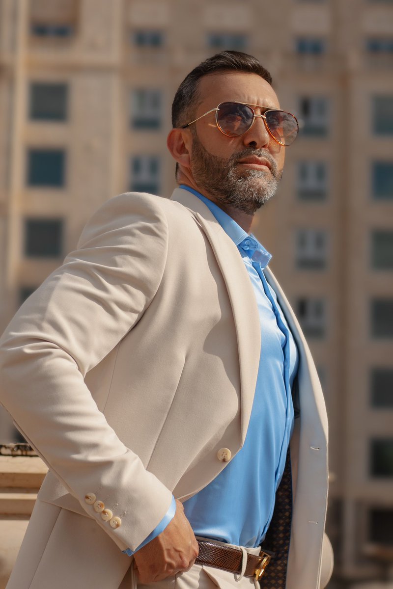 En relación a la corbata se puede prescindir de ella si la ocasión o el clima lo permiten. 

#VinadelMar #WrestleMania #TWICE_5TH_WORLD_TOUR #READYTOBE_IN_MEXICO_D1