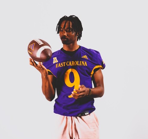 CamSessoms12392's tweet photo. Had a great junior night @ECUPiratesFB. I absolutely love the coaching staff, I can't wait to be back. @ECUCoachHouston, @HunterMacKay_, @Dyrell_Roberts, @coach_jdbaker https://t.co/p03O5pfygR