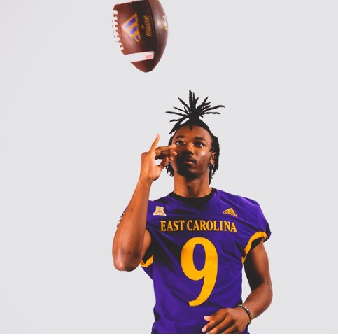 CamSessoms12392's tweet photo. Had a great junior night @ECUPiratesFB. I absolutely love the coaching staff, I can't wait to be back. @ECUCoachHouston, @HunterMacKay_, @Dyrell_Roberts, @coach_jdbaker https://t.co/p03O5pfygR