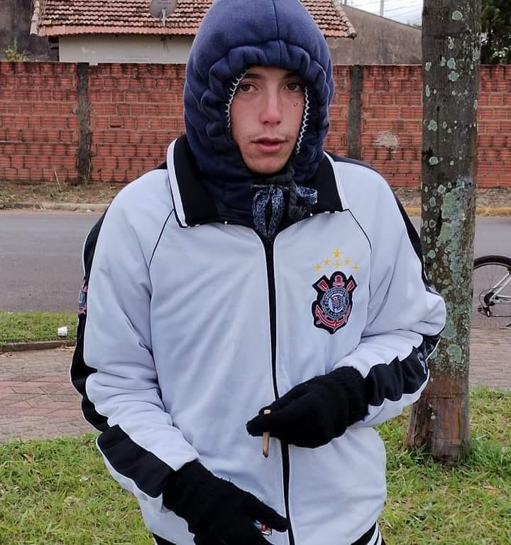 ChapoDoChong's tweet photo. "lá vem uma criança, vou abaixar o baseado"
a criança: boa parceiro, arruma uma seda ai https://t.co/EHiHFONScW