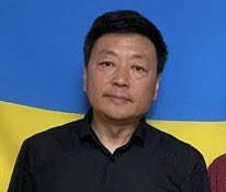 caojitw's tweet photo. 王志安究竟是中共的什麽人，是不是中共特務？他在日本的“神秘”身份是什麽，究竟帶著什麽樣的中共“使命”，在執行什麽樣的秘密任務？他在YT做自媒體如何替中共做大外宣？王志安爲何要極盡全力攻擊和抹黑台灣的民主和大選？我經過網絡查詢資料和總結，現提供一些證據和觀點供大家參考。

一、美國華人胡力任先生爆料，他已經查明王志安在武漢大學期間就加入了中國共產黨黨員，並成爲該校的學生會幹部，在64期間他作為學生黨代表曾要求學生停止抗議並複課。這證明王志安在大學期間就與中共在政治上高度保持一致，這也爲之後他進一步發展成爲中共特務和央視編外合同記者打下了基礎。

二、王志安1986年考入武漢大學，一年後轉入政治學院學習，畢業後分配工作到河南洛陽，曾常住北京。這説明他畢業後並沒有去洛陽工作，而是在北京某個神秘胡同參加了國家安全局的短期特訓課程，時間為半年~一年。我在上海985大學教書時，我所在大學就有不少外語系學生在畢業後去了北京的中國國家安全局特訓中心，接受了這種短期特訓，後來被分配外派到歐洲和北美做記者工作，同時兼做一些國家交給的間諜任務。但像王志安這樣的政治學院的畢業生成爲記者的數量還是比較少的，這可能與他是學生會幹部和中共黨員有關。可能由於王志安英文比較差，最後只能呆在國內成爲央視的編外合同記者，需要每5年簽約一次。從王志安的早期的學經歷來看，已經具備了兼做中共記者和特務、間諜的資歷。

三、王志安所謂的被中共打壓，被迫出國成爲流亡者，是實足的謊言。据人爆料，王志安所説的在央視做記者，其實一直不是正式的體制編制內的記者，而是一個合同工記者，每五年簽一次合同，合約到期被續聘則繼續工作，不續聘就得走人，所以事實上當年王志安在央視並不出名，屏幕形象也很一般，基本沒有什麽人氣，只是一個很小很小的咖，與崔永元、方靜等相比，差得實在太遠。

四、2019年6月4日，王志安所謂的遭到中國全網封殺而被失業，原因並不如外媒所説的是因爲他曾揭露中國的腐敗，徵地和醫療事故，而是中共故意給他做球，替他打悲情牌，幫他出國創造條件，目的是爲了讓他能夠以被迫害者的身份走向日本，替中共拓展海外自媒體領域及話語權，引導海外的華語輿論風向，用“小罵大幫忙”的統戰手法團結更多的人，想方設法找理由為習共極權專制政權辯護，為中共的“統一台灣”、“大國崛起”和“偉大復興”的目標服務，他也因此獲得了中共有關部門的肯定，並被灌送了大量的水軍流量，真正成爲了中共駐YT自媒體的大外宣和喉舌。

五、從王志安的網絡流量來看，主要還是來自中國、伊朗、泰國和杜拜，中國在這些國家均建有華爲基地，這等於間接證明了王志安巨大的流量背後其實是中共以國家力量在支持。中共為何要動用如此大的力量和資源來支持一個已經從央視失業了的記者？顯然這個事情並不單純，背後有很深的故事。如果王志安不是中共刻意要培養和扶植的大外宣和駐外紅色媒體代理人，絕對不會有這樣的待遇。

六、現在只要誰在網絡上揭露、批判和非議王志安，就會招致大量數不清的來自中國的網軍攻擊和霸淩，語言基本只有幾種模式，不是駡人就是一種很制式很腦殘的攻擊，很像是中共的國安系統在使用機器人和AI在做攻擊。如果王志安僅僅是一般的Youtuber，中共爲何要花如此大的力氣和資源來支持？

七、此次王志安在台灣大選期間以旅游的理由申請入境台灣，但從事的卻是與其申請入境理由完成不相符的政治活動，違反了台灣法律，被台灣政府驅逐出境，境管5年不得入境。對於此事件，有好幾個日本華人僅僅因為批評了王志安就遭到中共在日本的黑道組織的恐嚇威脅，甚至連孩子、妻子、住址都被統統挖出來。沒想到吧，王志安在日本竟然有如此大的力量， 竟連中共在日本的黑道組織都得聼他的。可見王志安絕不是一個簡單和普通的媒體人，而是一個具有調動中共海外黑幫勢力能量的，并且具有一定層級的中共特務。

八、王志安在推特發文說，他的背後有14億中國人的支持！其口氣之大、言語之狂妄，除了中共還有誰敢這麽説？這也間接證明了王志安確實得到了中共的授權，肩負祖國賦予的重任，掌握一定的權力在日本開展活動，他是不折不扣的中共代理人，也就是中共間諜。

九、21年7月31日，王志安曝出照片展示他與同伴在爬山時背著五星紅旗，到達山頂時更是興高采烈地舉著五星紅旗慶賀。他爲此寫道：本來已經沒勁了，但一想起身後的國旗，立刻就有了無窮的力量。如果我沒有搞錯的話，王志安此時已經移居日本，他之所以要對外曝光這張照片，無非是在向黨表示忠誠，並向黨表示將義無反顧地完成黨交給的任務。

十、徐曉冬曝與王志安的合照，並曝料王志安曾在2022年年初中國新年前偷回過中國。據徐曉冬講，王此行回到中國的目的，是爲了看看業務，有沒有可能再打開點渠道。如果真如王志安所説的他是因爲遭到中共打壓迫害才離開中國的，爲什麽還敢回去？而且竟能夠如此自由地進出中國，沒有被逮捕或被實施境管？很多海外異議人士幾十年了都不能再回到中國，包括親人彌留之際，或離世之後。王志安所説的“打開點管道”是指什麽？現在的中國，中共壟斷了一切資源，那個管道不是中共的？顯然王志安與中共之間有太多说不清道不明的秘密。
對比一下原央視主持人崔永元，只是講了一些真話，就被央視下崗，並被中共實施境管不准出國，即使後來多次受到日本邀請，中共也不允許他辦理護照出國。可見像崔永元那樣真正被中共迫害打壓的人是很難出國的，所以王志安所謂的在中國遭到迫害打壓，則完全是謊言，是爲了掩蓋他在日本替中共執行秘密大外宣任務而故意釋放出的烟幕彈。

十一、有知情人曝料王志安的那次秘密回國，是爲了向中共尋求經費，但中共有關方面要求要將他的YT頻道經營到一定的程度才可以。還有人爆料王志安在回中國期間去了央視和國安部門，談了很久，談的很好，最後是高高興興地離開。王志安回到日本之後，就開始大力招聘、積極經營，在後面一些大事件中，譬如鐵鏈女事件、胡鑫宇事件、胡錦濤被架出二十大會場事件、李克強不明不白被死亡事件，等等，王志安都明白無誤、絲毫不差地站在中共的立場上説話。如果這不是中共的大外宣和特務行爲，什麽才是？

十二、台灣的于北辰將軍研究過王志安的很多YouTube的節目，他說，王志安的節目開始前10分鐘都在罵中國，罵那些不痛不癢的政策，而且罵得特別狠，以便吸引全世界華人的眼球，但到了最後一分鐘，他開始幫中共講理由，幫習近平講理由，幫中共做宣傳。他就是要透過你反共、要人權、要自由和民主的軟肋，侵入你的思想後，在你的思想裏面植入一顆習近平的種子，植入一顆中共思想的種子，所以他說：“我共產黨都不怕！”。

十三、王志安經常以“東京風行新聞社”名義發函邀人受訪，但日本產經新聞社臺北支局長矢板明夫表示，沒聽過東京風行，應該是自媒體，包含營業項目都隱藏，可能很難取信於被採訪對象。有人爆料王志安所經營的公司其真正法人名稱是“東京風行株式會社”，根本不是什麽新聞社，王志安在台灣和日本以“東京風行新聞社”進行采訪，事實上已經違反日本和台灣法律，涉嫌欺詐罪和僞造文書罪，而且證據確鑿。一旦被日本啓動調查，王志安妥妥的將被驅逐出境。

十四、王志安在台灣大選前後，積極在YT自媒體頻道大談台灣選舉，對台灣民主選舉進行大肆抹黑和攻擊。在大選前夜，還在造勢現場對一些台灣人進行戰爭恐嚇，說什麽中共一旦武力攻臺，台灣堅持不了幾天就會投降，因爲届時台灣的“愛國人士”自己就會組織“社會團體”，跟中共進行談判，接受中共統治等。王志安的這些行爲，都是中共所喜聞樂見的，他在幫中共對台灣進行文攻武嚇，證明他不是一個正常的自媒體人，而是一個不折不扣的中共特務。而且他的言論已經觸犯了台灣的選舉法，台灣政府沒有抓他是對他的寬容，將其驅逐出境、境管五年不得入境已經算是對他最輕的處罰了。
王志安之所以在自媒體頻道上如此著力台灣大選及台灣議題，主要因爲台灣議題引全球關注，帶來的流量也大，可以迅速累積人氣，使其知名度抬升。他企圖透過台灣議題在迅速累積知名度和影響力後再回國，這樣他就可以在央視討上一個正式職位，甚至升官，今後更可以利用他在YT的影響力和經驗，在中國專門負責做有關紅色媒體滲透台灣的工作，為中共統一大業服務。但王志安這一切的夢想和努力，在被台灣人看破，被台灣政府驅逐出境之後，已經完全破滅。現在他對中共來説已經變得毫無價值，再回到央視毫無可能。如果他再被日本驅逐出境，那麽他今後只能像一隻流浪狗那樣到處流浪。中共的歷史告訴我們，甘願做中共走狗、為中共賣命的人，絕沒有好下場。