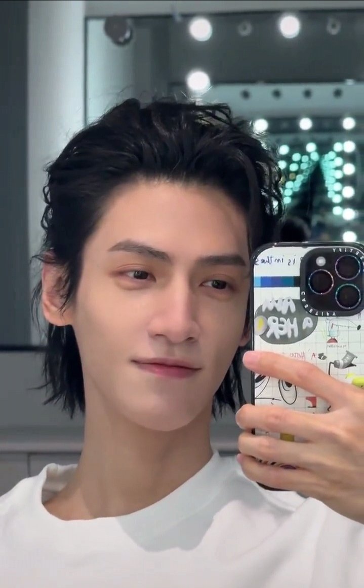 maytan80's tweet photo. 我宝头发长了还是一样好看😍pt 2
#LuoYunxi #罗云熙 https://t.co/0YJpvEKgef