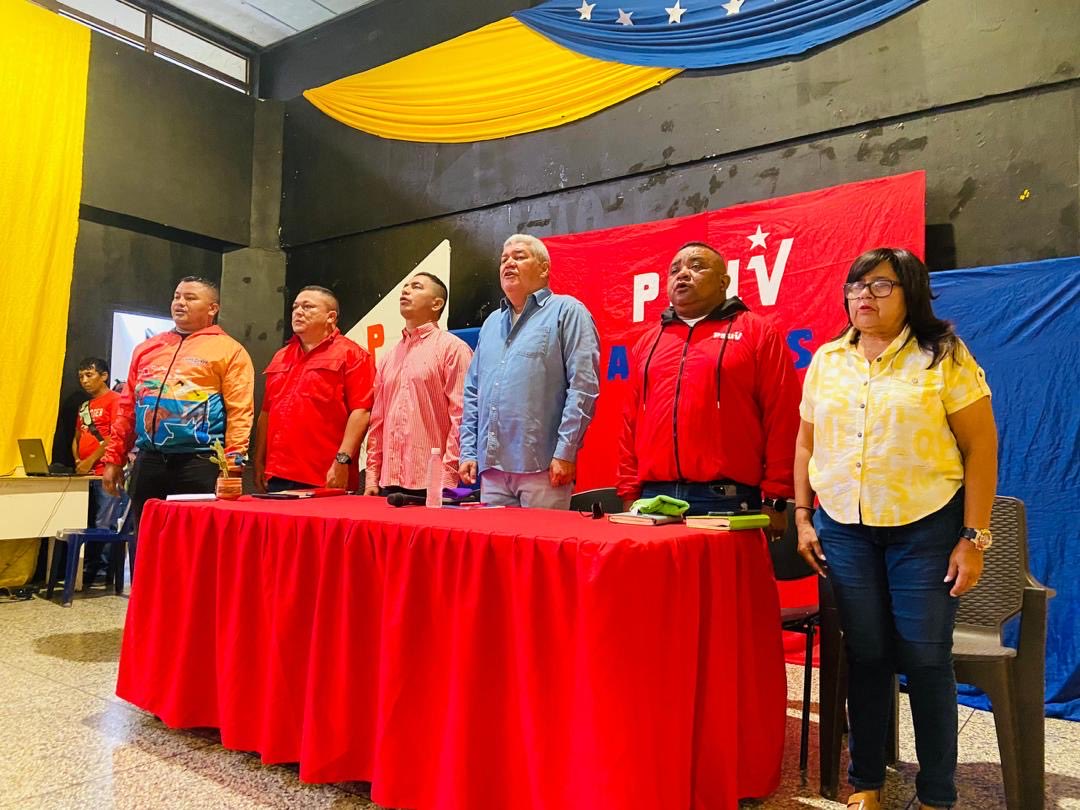 Estamos en Achaguas para reunión con los alcaldes y la alcaldesa bolivarian@s del estado Apure. Antes de la reunión saludamos al equipo político mcpal, el equipo político y las estructuras pquiales del ⁦<a href="/PartidoPSUV/">PSUV</a>⁩ y trazamos orientaciones políticas ⁦<a href="/NicolasMaduro/">Nicolás Maduro</a>⁩
