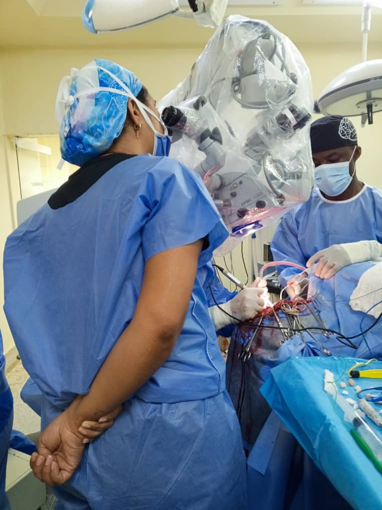 IVSS_HPOR's tweet photo. #Ayer | Equipo de Neurocirugía junto con el equipo de Cirugía General, llevan a cabo intervención de tumor del foramen yugular #PorUnSeguroMásSocial #JuntosPorCadaLatido @MinSaludVE @Somosivss @NicolasMaduro @MagaGutierrezV https://t.co/gizYVLbYHK