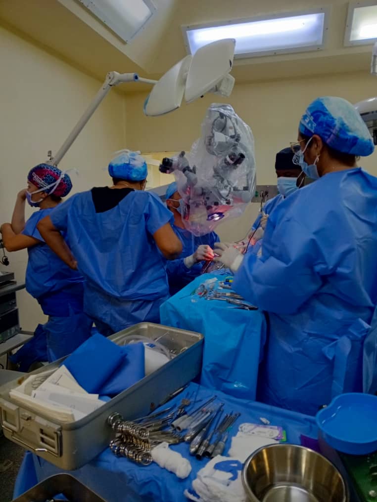 IVSS_HPOR's tweet photo. #Ayer | Equipo de Neurocirugía junto con el equipo de Cirugía General, llevan a cabo intervención de tumor del foramen yugular #PorUnSeguroMásSocial #JuntosPorCadaLatido @MinSaludVE @Somosivss @NicolasMaduro @MagaGutierrezV https://t.co/gizYVLbYHK