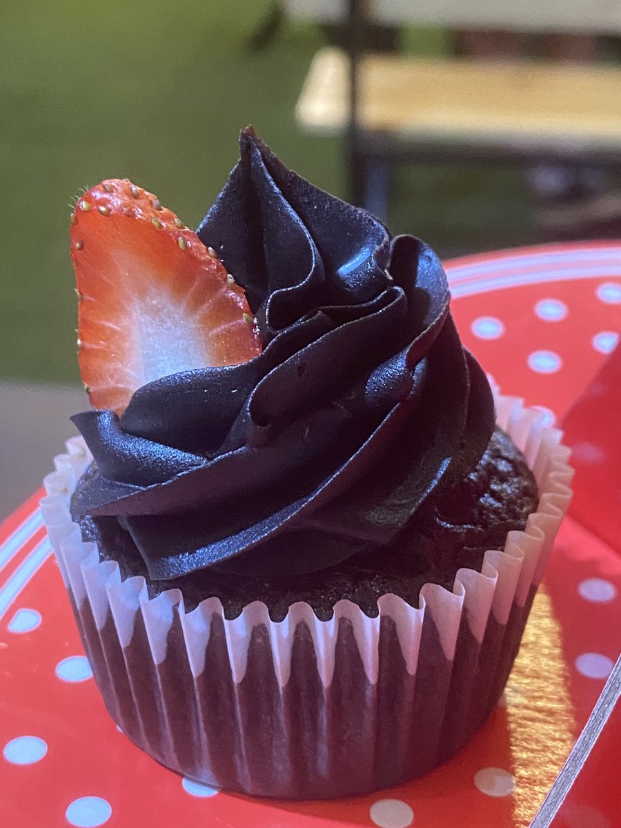 thedessertstorm's tweet image. What better than a chocolate cupcake 🍓♥️

#Nibm #pune