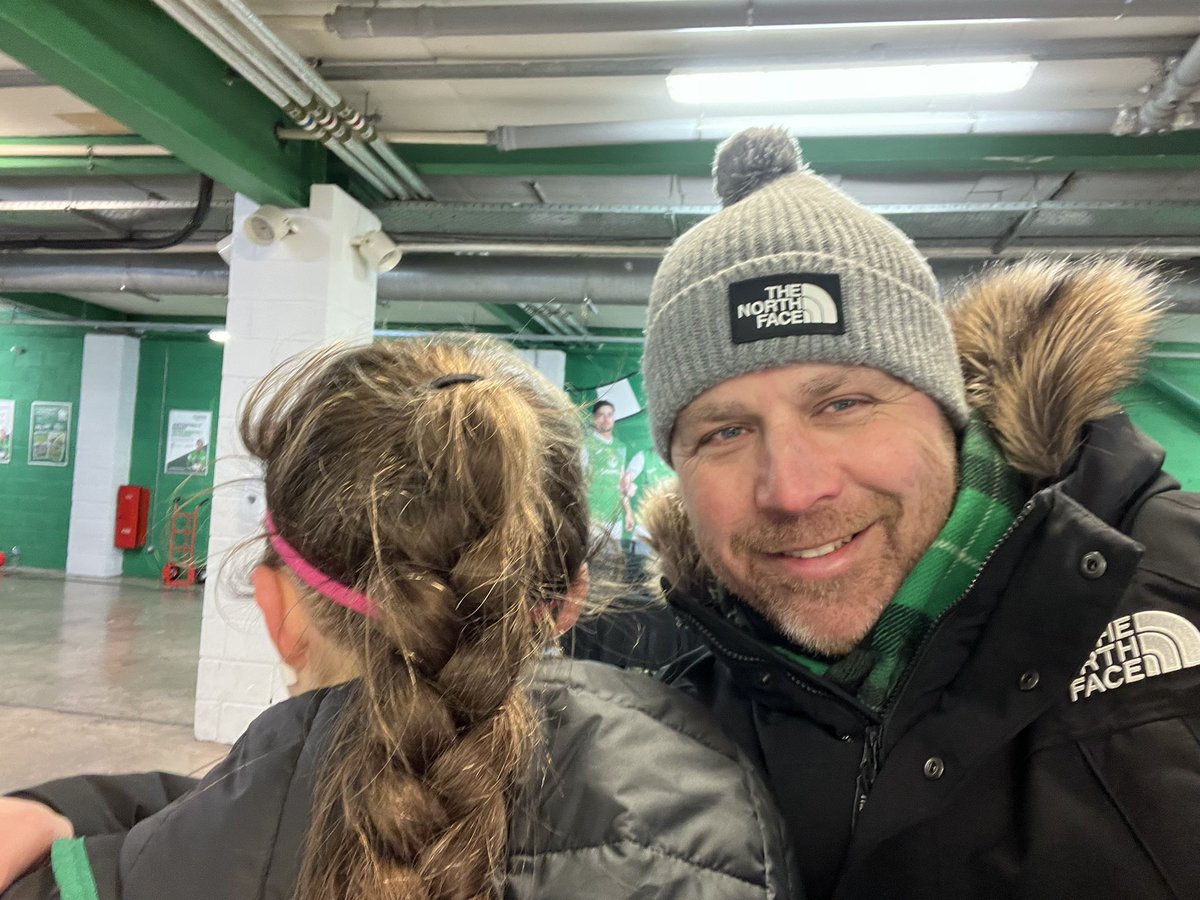 A win for @HFCGirlsAcademy under 14s NAP against a good Boroughmuir side then straight on to Easter Road for @HibernianFC against the Buddies. Can I get a wee selfie @sadie_higgins1875 nah? Back of the head it is then!  GGTTH #choosehibs