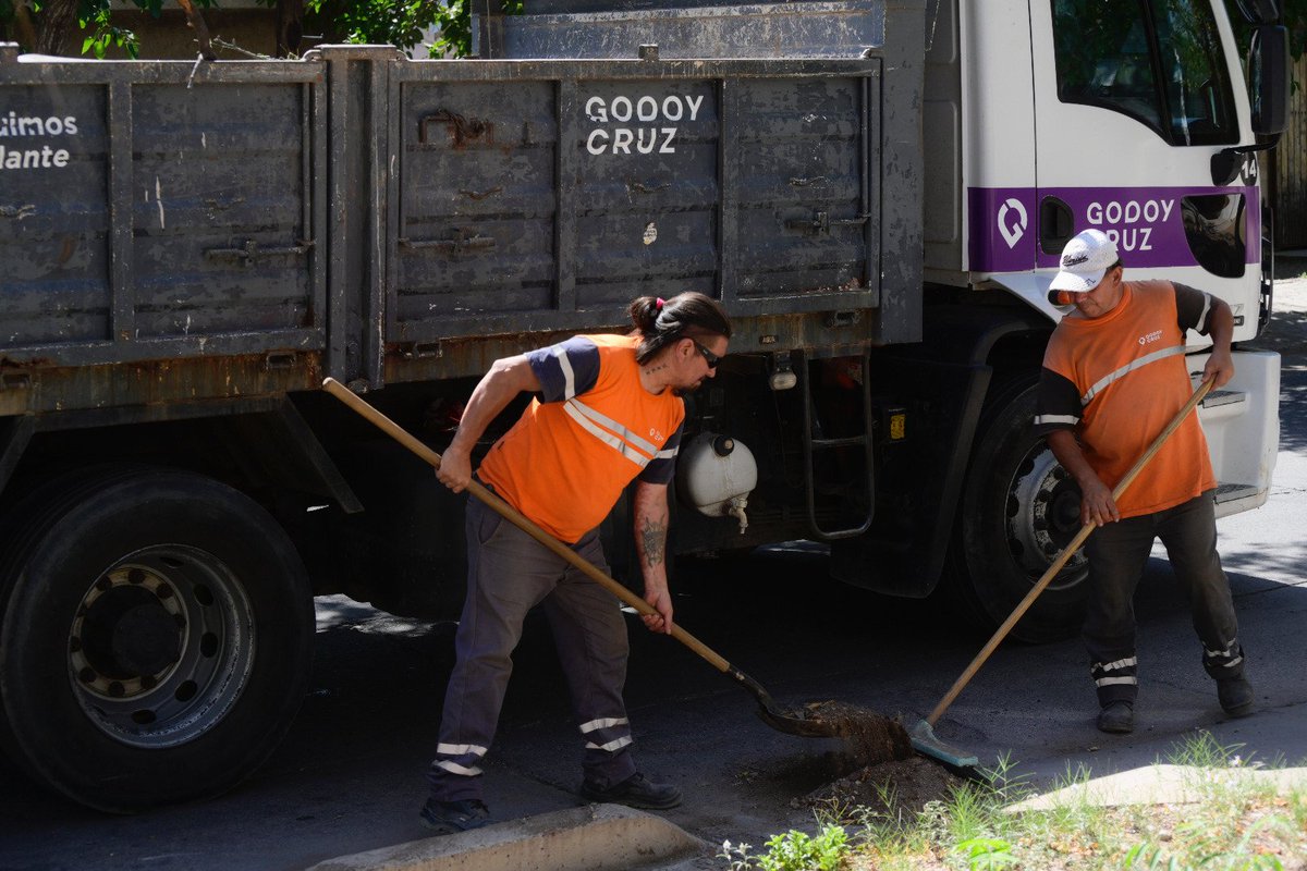 diegocostarelli's tweet photo. Cada día y en cada lugar trabajamos para hacer de Godoy Cruz una ciudad más linda.
Esta semana avanzamos con la repavimentacion de las calles internas del B° Fuchs.
Mantenemos un calendario de limpieza urbana que no se detiene y se extiende por todo el departamento. https://t.co/vd7wGi2vrd