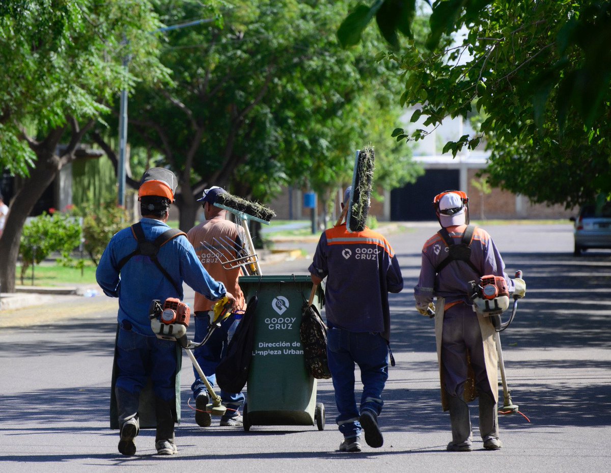 diegocostarelli's tweet photo. Cada día y en cada lugar trabajamos para hacer de Godoy Cruz una ciudad más linda.
Esta semana avanzamos con la repavimentacion de las calles internas del B° Fuchs.
Mantenemos un calendario de limpieza urbana que no se detiene y se extiende por todo el departamento. https://t.co/vd7wGi2vrd
