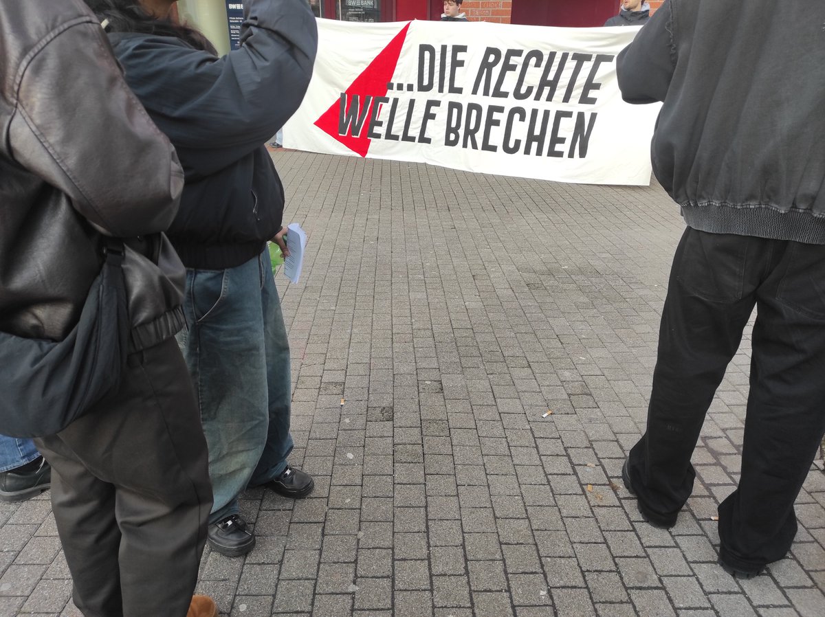 Viele junge Leute bei der Demo am Ostendplatz. 
#Stuttgart #rechtewellebrechen