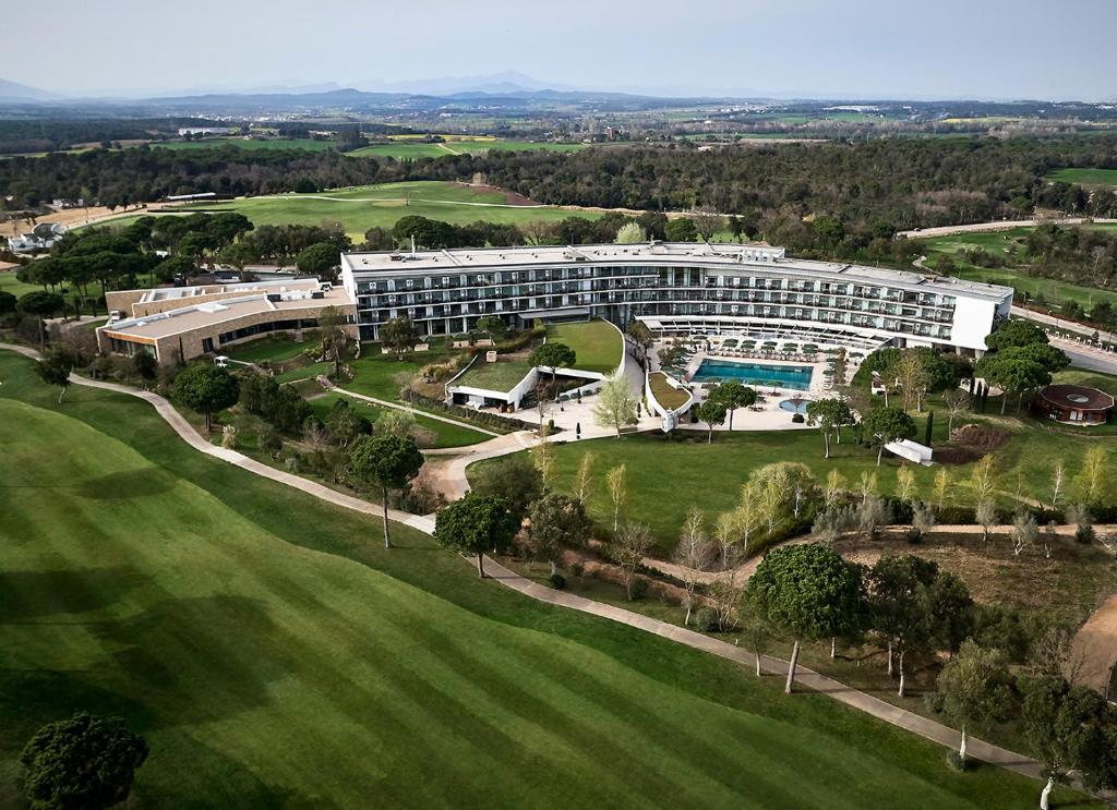 FonsiLoaiza's tweet photo. Crisis de sequía y restricciones de agua en Catalunya, mientras continúan con la candidatura para albergar la Ryder Cup de Golf en el resort de lujo Camiral Golf &amp; Wellness en Girona del magnate multimillonario irlandés Denis O'Brien. https://t.co/GSyhUGxWl1