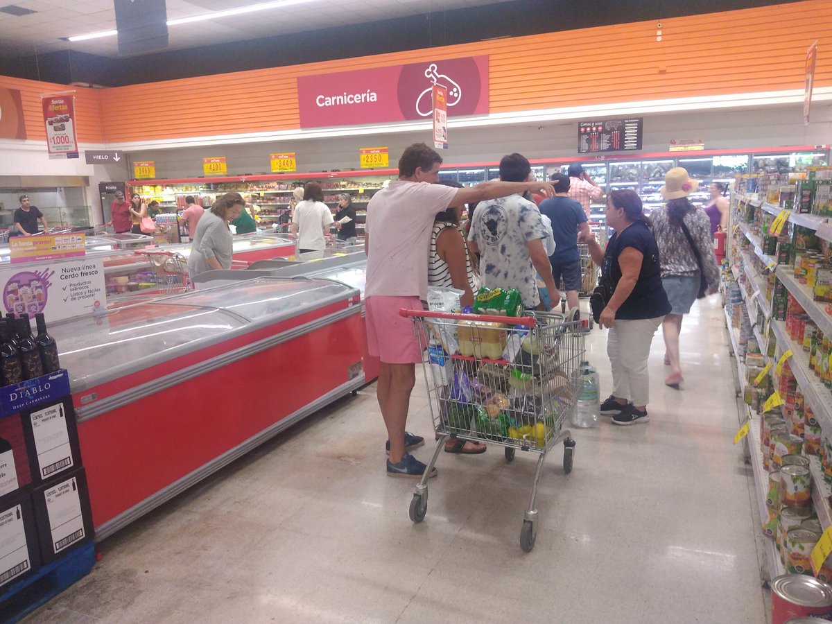LeonardoOlmosC's tweet image. #ViñadelMar 2 Cajeras en Supermercado #SantaIsabel  calle Quillota con 5 Norte. Cajas Pagar Débito cerradas.. #Impresentable cero Empatia con los Clientes y anticipación a lo que ocurriría  al termino del Toque de Queda. 🤦‍♂️🤷‍♂️.