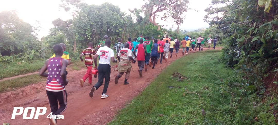 Cndd_FddRumonge's tweet photo. #Burundi Inyuma yo kwinonora imitsi ,imbonerakure zo kumutumba wa #Mibanda muri zone #Kizuka baciye baja mubikorwa vyiterambere rusangi aho bariko baraca ibarabara ry'imigenderanire .Hari kuruyu wa 03/2/2024. @CNDDFDDBurunga @CnddFdd @DorianeMunezero https://t.co/8VyRcs9hmA