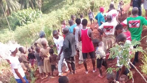 Cndd_FddRumonge's tweet photo. #Burundi Inyuma yo kwinonora imitsi ,imbonerakure zo kumutumba wa #Mibanda muri zone #Kizuka baciye baja mubikorwa vyiterambere rusangi aho bariko baraca ibarabara ry'imigenderanire .Hari kuruyu wa 03/2/2024. @CNDDFDDBurunga @CnddFdd @DorianeMunezero https://t.co/8VyRcs9hmA