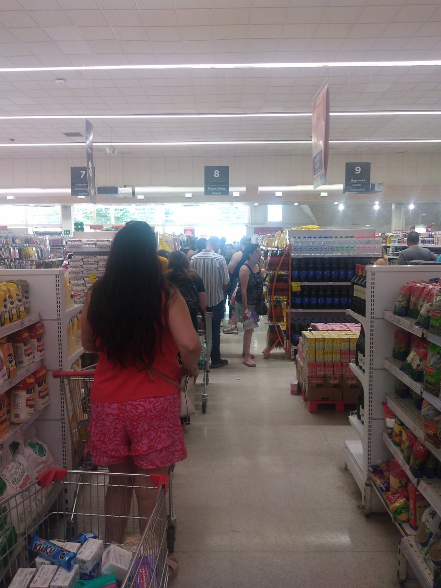 LeonardoOlmosC's tweet image. #ViñadelMar 2 Cajeras en Supermercado #SantaIsabel  calle Quillota con 5 Norte. Cajas Pagar Débito cerradas.. #Impresentable cero Empatia con los Clientes y anticipación a lo que ocurriría  al termino del Toque de Queda. 🤦‍♂️🤷‍♂️.