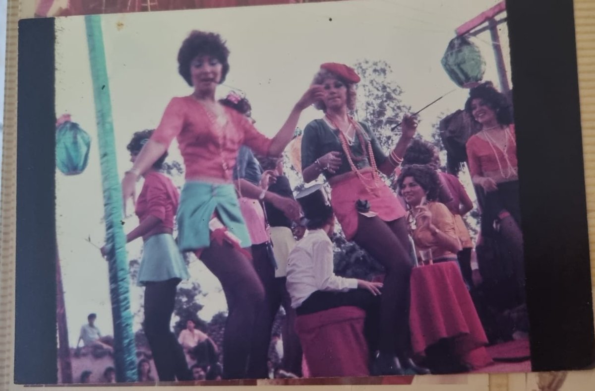 CFValverde's tweet photo. La primer Comparsa de mujeres que hubo en Santa Cruz; año 1972. Las Roba Chicos, S y M Rojas, L Lavadenz, C Roda , V Tamayo, C Suarez Blacutt. Causaron sensación en una ciudad muy conservadora! Fueron muy bien recibidas por la población que llenaba la plaza principal. https://t.co/ZggjsopJoX