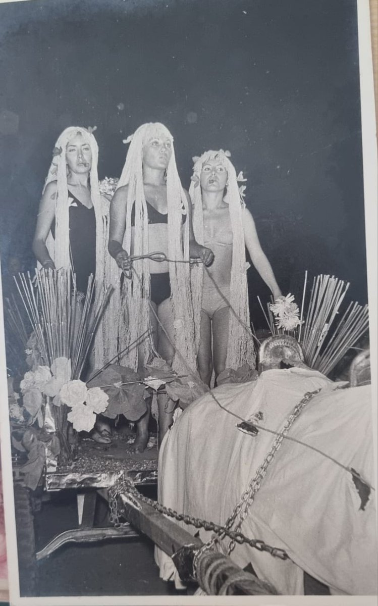 CFValverde's tweet photo. La primer Comparsa de mujeres que hubo en Santa Cruz; año 1972. Las Roba Chicos, S y M Rojas, L Lavadenz, C Roda , V Tamayo, C Suarez Blacutt. Causaron sensación en una ciudad muy conservadora! Fueron muy bien recibidas por la población que llenaba la plaza principal. https://t.co/ZggjsopJoX