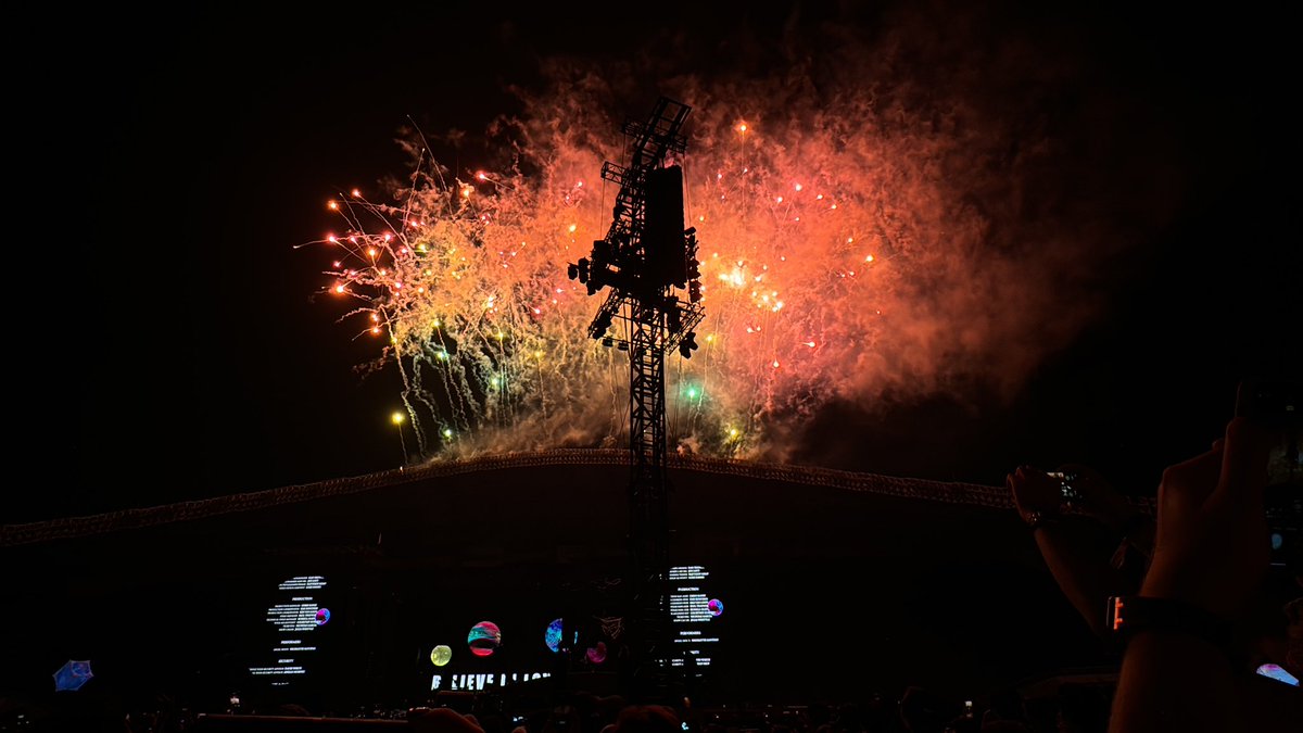 Coldplayer_TH's tweet photo. #ColdplayBangkok คืนแรกจบลงไปแล้วเป็นที่เรียบร้อย เป็นอย่างไรกันบ้างคะทุกคน แชร์ฟีดแบคกันได้เลย ~ #MOTSWTBKK #MOTSWTTH https://t.co/e89ZRmVJCY