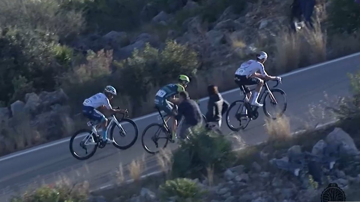 TopCiclista's tweet photo. A falta de 2 km Vlasov, Buitrago y Mcnulty en cabeza, con parones y aceleraciones, mucha vigilancia.
A unos segundos Berhe de Jayco, Hindley, Grosschatner, Bilbao y Einer Rubio.
#VCV75 https://t.co/aSZyHFbQLL