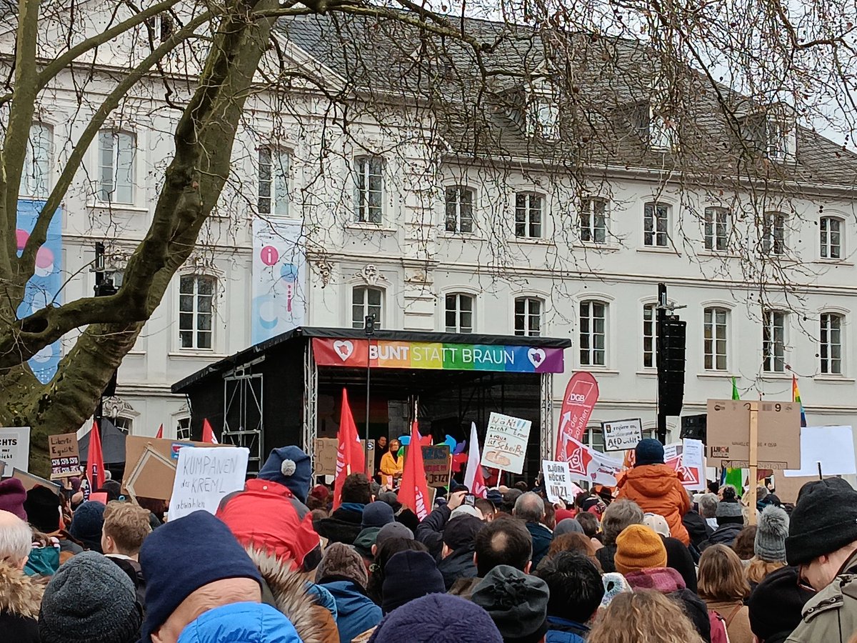 Kundgebung von #buntstattbraun in #Saarbrücken u.a. mit @AnkeRehlinger @OBSB_UweConradt @Stephan_Toscani u. @UlrichCommercon| #epd_dabei