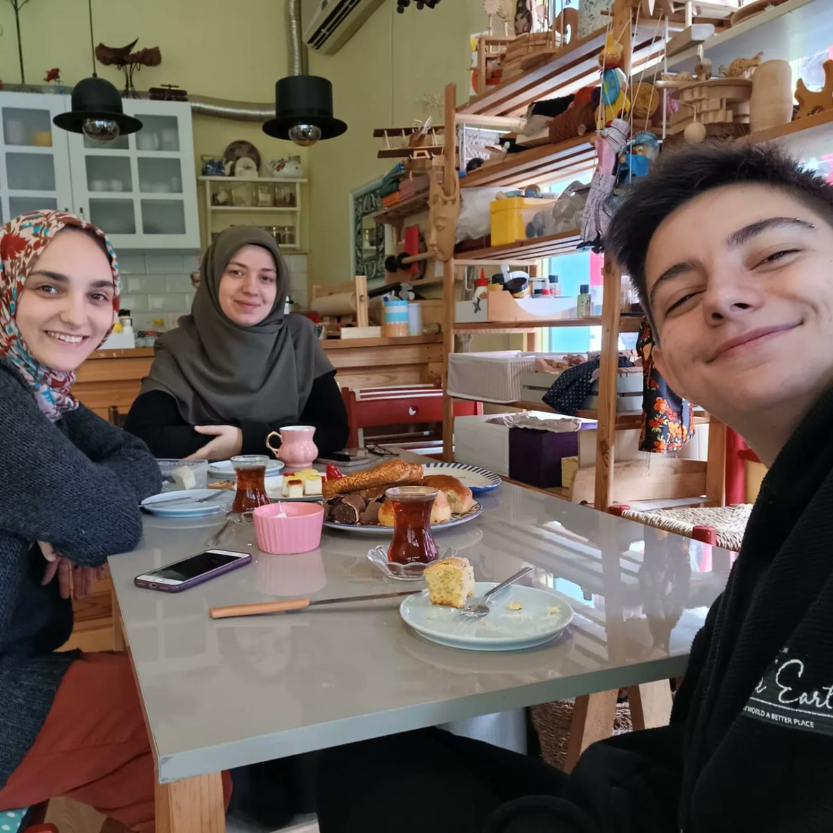 Sevgi evlerindeki kardeşlerimiz ve oyun çalışmalarındaki arkadaşlarımız ile tintin atölyesinin ev sahipliğinde el yapımı oyuncak atölyesi çalışmamızı gerçekleştirdik. Eğitmenlerimize ve ev sahipliği için tintin atölyesine teşekkür ederiz 🙂