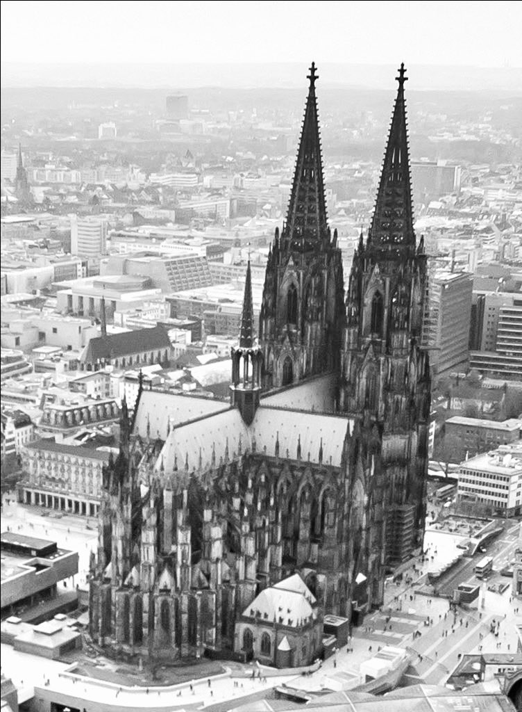 diaspora_turk's tweet photo. ❝Tam 59 yıl önce, 3 Şubat 1965 günü Köln’de çalışan Türk işçilerin tatlı bir telaşı vardı. Günlerce Ramazan Bayramı için bayram namazını kılacakları geniş ve kapalı bir mekan aramışlardı. Düşünüp taşınırken akıllarına sürekli önünden geçip gittikleri tarihi Dom Katedrali gelmişti. Hem yeterince büyük hem de en nihayetinde bir ibadethane diye düşündüler. Olurdu olmazdı derken Katolik dünyasının en önemli merkezlerinden biri olan Dom Katedrali’nde bayram namazı kılmak için girişimlere başladılar. Hemen bir heyet oluşturdular. Katedrale giderek isteklerini ilettiler ve çok geçmeden talepleri bir şekilde Kardinal Frings’e kadar ulaştı. Katedral'de namaz kılınması fikri ilk başta şaşkınlıkla karşılandı ve hatta tartışmalar çıktı. Aslında Türk işçilerin arasında da bu fikri kabul etmeyenler vardı. Ancak katedral yönetiminden beklenen izin çıktı. 3 Şubat 1965 günü bayram namazı Dom’da kılınacaktı. Yusuf Topçu ve İbrahim Toparslan’ın başını çektiği heyetin önünde iki hafta vardı. Bu haberi Köln’deki 15 bin Türk’e duyurmaları gerekiyordu. 

Her gün el yazısıyla 50-60 tane ilan hazırlayarak Türk işçilerin kaldığı yurtlara dağıtıp, fabrikaların duvarlarına astılar. Bütün Köln’ü bir bisikletle turlamışlardı. İlanlarda herkesin hazırlıklı olarak en münasip şekilde gelmesi rica edildi. Ve beklenen bayram günü geldi çattı. Günlerden çarşamba… Türk işçileri tıraşlarını olmuş, takım elbiselerini giyinmiş halde Dom’da toplanmaya başladı. Yanlarında getirdikleri gazete ve örtülerle heykellerin üzeri kapattılar. 3 Şubat 1965 günü Dom’un kuzey yakasında yaklaş��k 700 kişiyle bayram namazı kılındı. O an orada, katedral görevlilerinin dışında ne olup bittiğini merakla izleyen gazeteciler ve çok sayıda Alman da vardı. Namaz bitti, bayramlaşıldı, küçük ikramlar yapıldı. 🍬

Birkaç gün sonra Kölnische Rundschau “Tarihi bir gündü” manşetiyle çıktı. Die Zeit, “Haçlı Seferi’ne giden askerlerin uğurlandığı Dom’da ezan sesi” diye başladığı yazısını şöyle bitirdi: Türk işçiler Dom’da bayram namazı kıldılar. Giderken kilisenin yardım kutusuna para atıp öyle gittiler.❞ 🌿 (11. Peron)