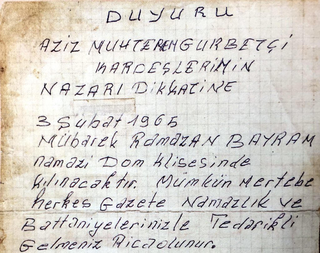 diaspora_turk's tweet photo. ❝Tam 59 yıl önce, 3 Şubat 1965 günü Köln’de çalışan Türk işçilerin tatlı bir telaşı vardı. Günlerce Ramazan Bayramı için bayram namazını kılacakları geniş ve kapalı bir mekan aramışlardı. Düşünüp taşınırken akıllarına sürekli önünden geçip gittikleri tarihi Dom Katedrali gelmişti. Hem yeterince büyük hem de en nihayetinde bir ibadethane diye düşündüler. Olurdu olmazdı derken Katolik dünyasının en önemli merkezlerinden biri olan Dom Katedrali’nde bayram namazı kılmak için girişimlere başladılar. Hemen bir heyet oluşturdular. Katedrale giderek isteklerini ilettiler ve çok geçmeden talepleri bir şekilde Kardinal Frings’e kadar ulaştı. Katedral'de namaz kılınması fikri ilk başta şaşkınlıkla karşılandı ve hatta tartışmalar çıktı. Aslında Türk işçilerin arasında da bu fikri kabul etmeyenler vardı. Ancak katedral yönetiminden beklenen izin çıktı. 3 Şubat 1965 günü bayram namazı Dom’da kılınacaktı. Yusuf Topçu ve İbrahim Toparslan’ın başını çektiği heyetin önünde iki hafta vardı. Bu haberi Köln’deki 15 bin Türk’e duyurmaları gerekiyordu. 

Her gün el yazısıyla 50-60 tane ilan hazırlayarak Türk işçilerin kaldığı yurtlara dağıtıp, fabrikaların duvarlarına astılar. Bütün Köln’ü bir bisikletle turlamışlardı. İlanlarda herkesin hazırlıklı olarak en münasip şekilde gelmesi rica edildi. Ve beklenen bayram günü geldi çattı. Günlerden çarşamba… Türk işçileri tıraşlarını olmuş, takım elbiselerini giyinmiş halde Dom’da toplanmaya başladı. Yanlarında getirdikleri gazete ve örtülerle heykellerin üzeri kapattılar. 3 Şubat 1965 günü Dom’un kuzey yakasında yaklaş��k 700 kişiyle bayram namazı kılındı. O an orada, katedral görevlilerinin dışında ne olup bittiğini merakla izleyen gazeteciler ve çok sayıda Alman da vardı. Namaz bitti, bayramlaşıldı, küçük ikramlar yapıldı. 🍬

Birkaç gün sonra Kölnische Rundschau “Tarihi bir gündü” manşetiyle çıktı. Die Zeit, “Haçlı Seferi’ne giden askerlerin uğurlandığı Dom’da ezan sesi” diye başladığı yazısını şöyle bitirdi: Türk işçiler Dom’da bayram namazı kıldılar. Giderken kilisenin yardım kutusuna para atıp öyle gittiler.❞ 🌿 (11. Peron)