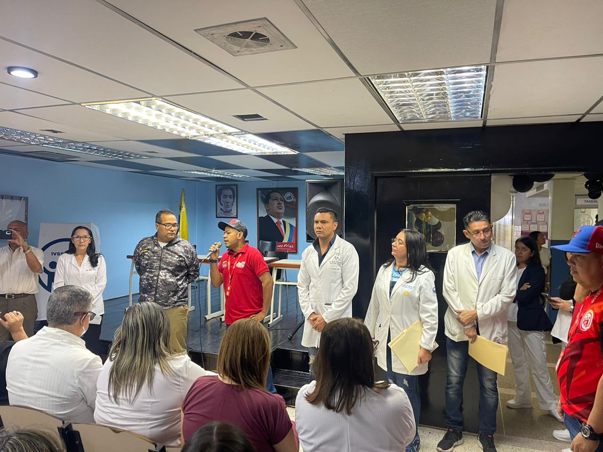 IVSS_HPOR's tweet photo. #Hoy | Nos visita el Director Nacional de RRHH Lcdo. Nelson Quintero, la autoridad única de salud Dr. Javier Cabrera, para la Discusión Nacional por las 7 Transformaciones, en conjunto con el poder popular y trabajadores @MinSaludVE @Somosivss @NicolasMaduro @MagaGutierrezV https://t.co/xNDyktzoaF