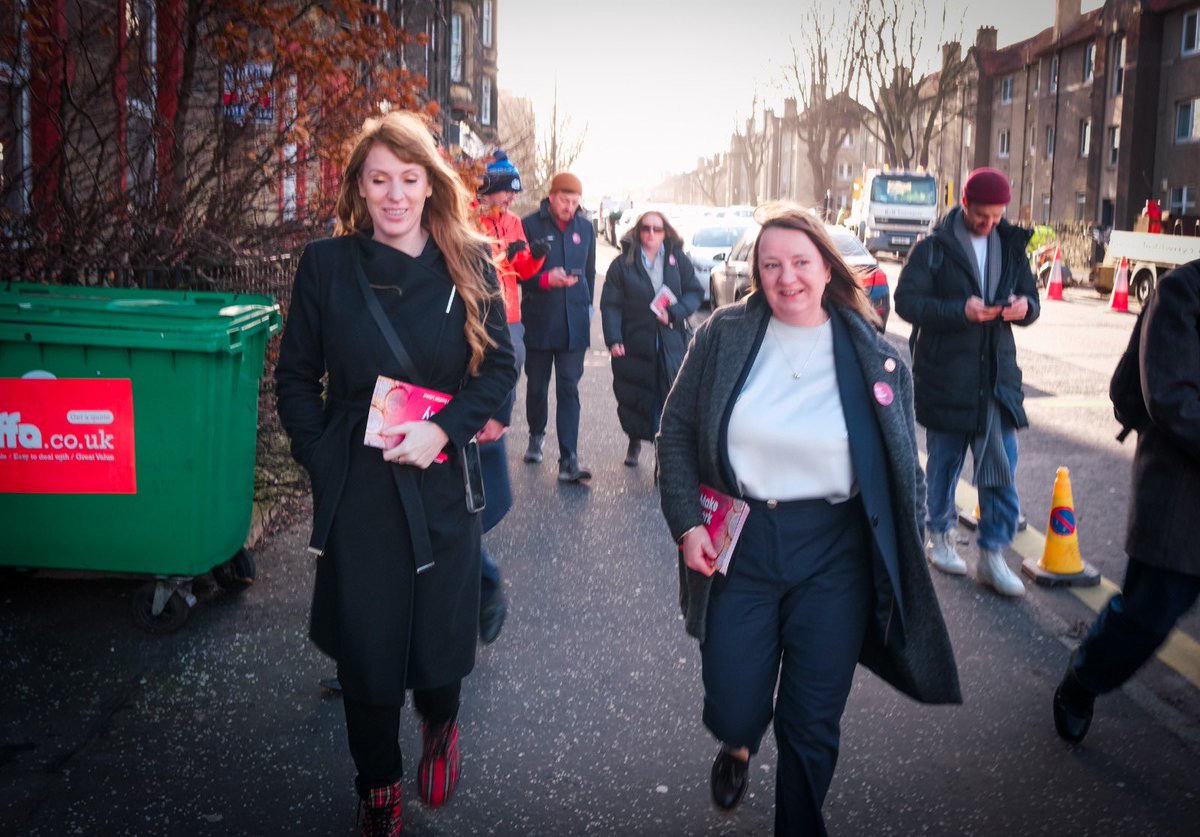 It’s time for change. It’s time to make work pay. Great to join Tracy and the team in Leith to talk to voters about Labour’s New Deal for Working People.