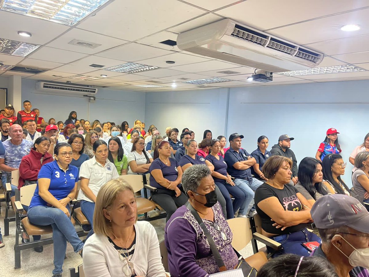 IVSS_HPOR's tweet photo. #Hoy | Nos visita el Director Nacional de RRHH Lcdo. Nelson Quintero, la autoridad única de salud Dr. Javier Cabrera, para la Discusión Nacional por las 7 Transformaciones, en conjunto con el poder popular y trabajadores @MinSaludVE @Somosivss @NicolasMaduro @MagaGutierrezV https://t.co/xNDyktzoaF
