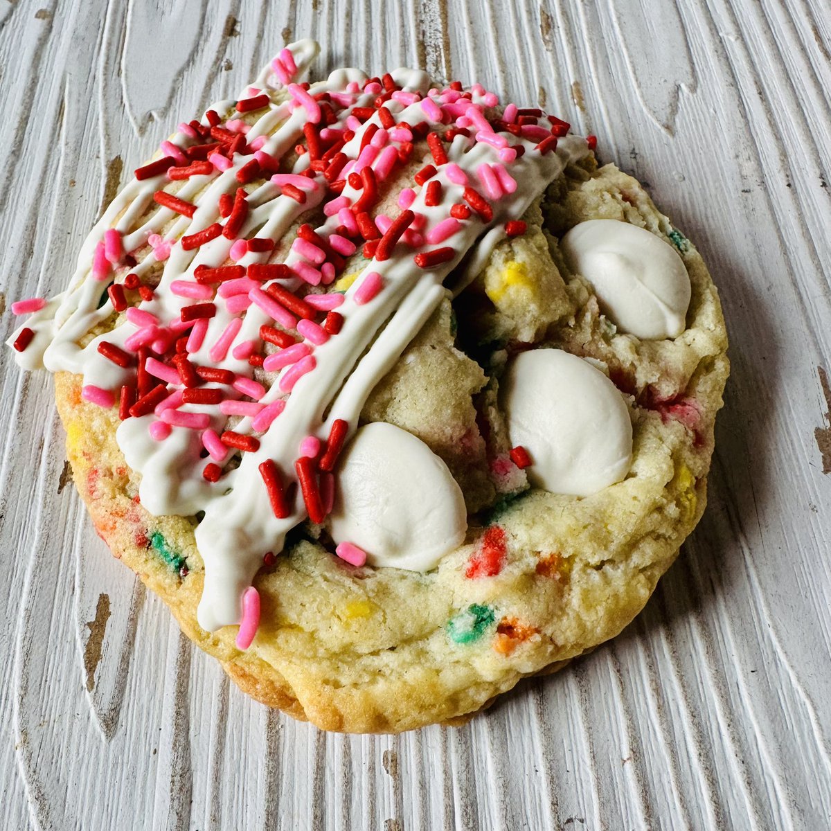 Skankin’ Sugar Cookies: An extra-large take on one of our classic cookies. This sugar cookie is studded with notes of vanilla & cream cheese, packed with colorful sprinkles, and topped with white chocolate chips and drizzle. We're open at our Avanyu Plaza location, 12-6 pm🍪❤️