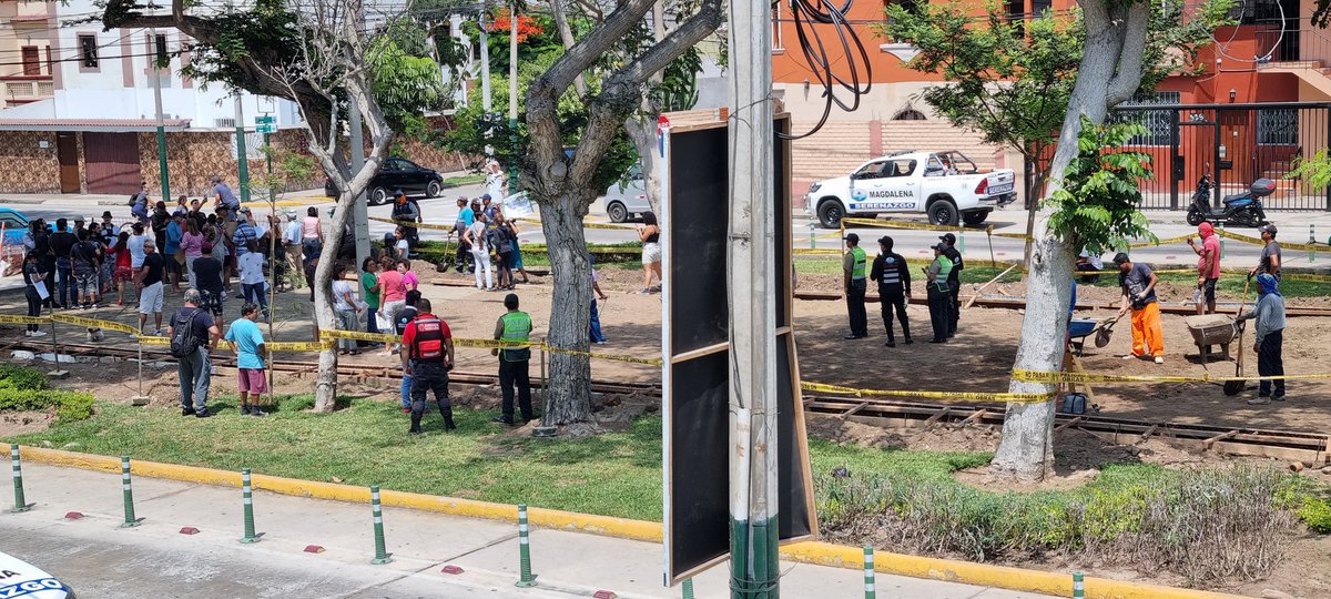 esquizogenia's tweet photo. Continuando con su guerra contra las áreas verdes, la @munimagdalena planea llenar de cemento la mitad de un parque en Gonzales Prada. https://t.co/hVI7lbCesy