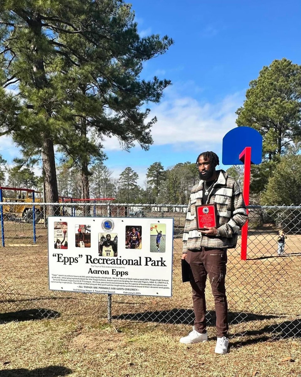 AaronEpps21's tweet photo. I can’t emphasize enough how honored and humbled i am for this recognition! I really played in this park everyday growing up so to have it be dedicated to me is everything!!! I am truly blessed and highly favored🤝🏾❤️ https://t.co/zLPMlc6vfq