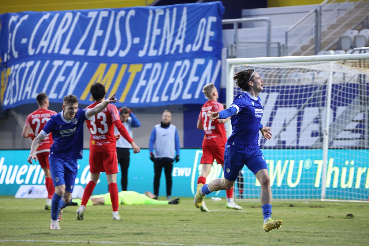 fccarlzeissjena's tweet photo. Ein Tor
Vier Bilder
Ein Elias Lรถder
#FCCSVB https://t.co/So7z052iwR