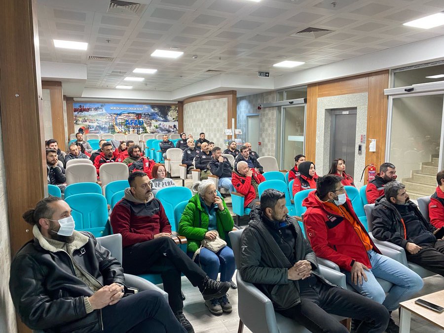 DAKESAR's tweet photo. Akreditasyon çalışmaları çerçevesinde Düzce İl Afad Müdürlüğü'nden "Hazmat Eğitimi" aldık. Düzce AFAD eğitmenlerinden Turgay  YAĞMUR ve Yasin ÇALIŞKAN tarafından verilen eğitime 32 gönüllümüz katıldı.
@AFADBaskanlik https://t.co/fjwhR5XHh9