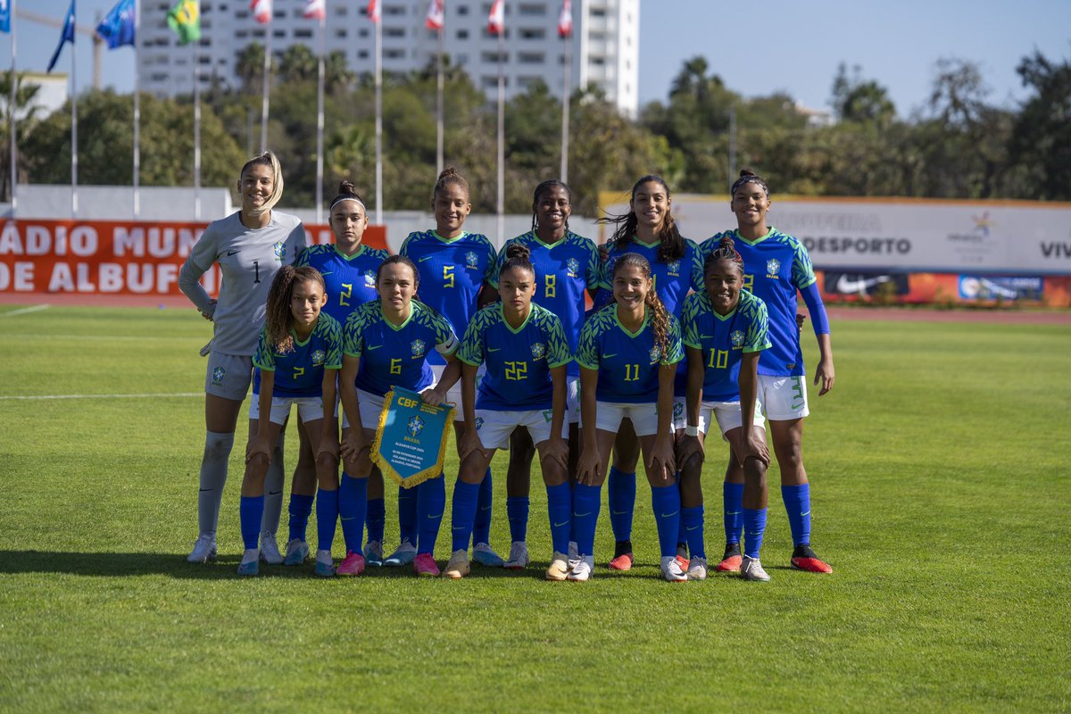 A #SeleçãoFemininaSub17 venceu a Holanda nos pênaltis por 5 a 3. Na terça-feira (6), a Seleção volta a campo contra Portugal, na terça-feira (6).

Foto: Fábio Souza/CBF