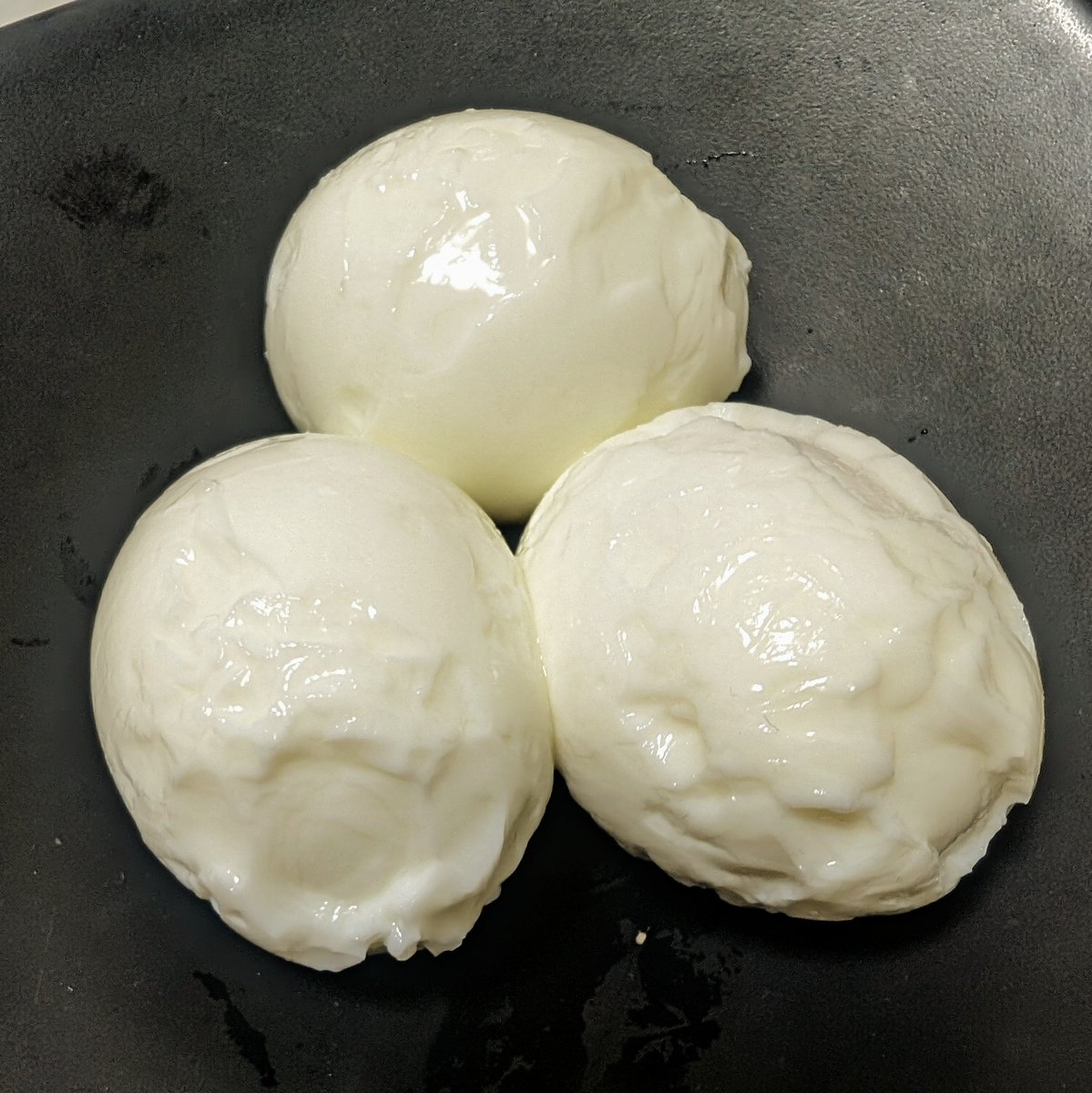 Cyui_bleu's tweet photo. ゆで卵を剥くのがめちゃめちゃ苦手

数年ぶりに試したらやっぱりムリだった。諦めて、これからはゆで卵を剥かない人生を歩んでいこうと思う https://t.co/fVl2QXiixi