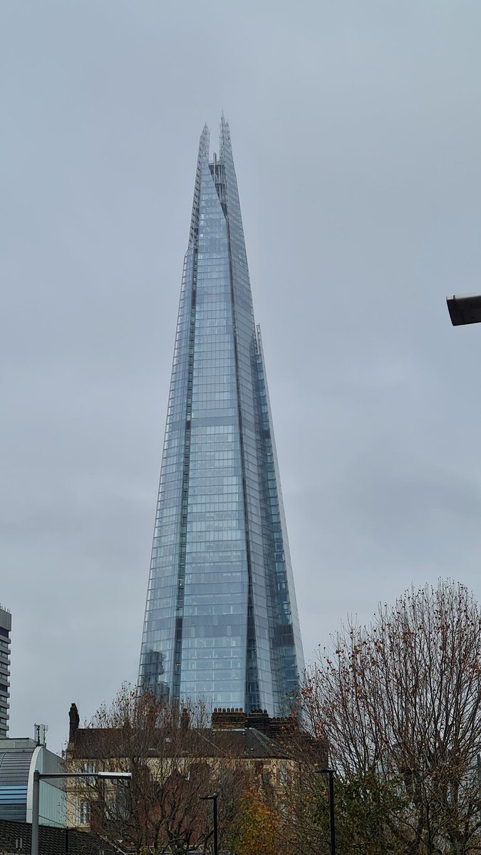 DeAndariegos's tweet photo. The Shard en #Londres tiene una altura de 309.6 metros, una curiosidad es que el edificio cuenta con 44 ascensores incluido uno de doble piso https://t.co/eaW7eQjsnp