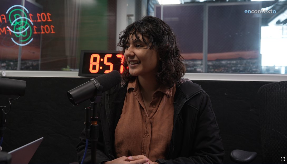 EncontextoSon's tweet photo. Estamos ya en la #MesadeJovenes de #EnContexto con @monpesqueira🤓 conversando sobre el impacto social y político de @taylorswift13.
Síguenos en #FB: https://t.co/xqu4zJiDsz https://t.co/YmswFMjxYA